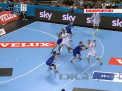 Gol fabulos la handbal: Un jucator al formatiei germane Kiel a inscris printre picioarele portarului - VIDEO