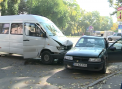 Cu mandibula fracturata, in urma unui accident. O femeie din capitala care circula cu un microbuz de ruta a ajuns la spital - VIDEO