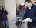 Alegeri cruciale pentru viitorul european al Ucrainei: Saakasvili a venin la sectia de vot cu bicicleta. Motivul pentru care la Mariupol scrutinul a fost anulat - VIDEO