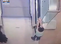 O fetita a cazut de pe o scara rulanta, intr-un centru comercial din Rusia si a ramas in viata ca prin minune - VIDEO
