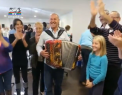 Record mai putin obisnuit, stabilit in Franta. Un barbat a cantat 265 de ore la acordeon - VIDEO