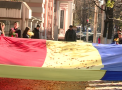 Depuneri de flori si momente de reculegere la Ambasada Romaniei in Moldova: Moldovenii si-au exprimat condoleantele cu privire la tragedia din Bucuresti - VIDEO