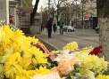 Moldovenii, solidari cu familiile indoliate din Romania: Depun flori la Ambasada Romaniei si semneaza in cartea de condoleante - VIDEO