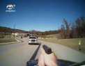 Urmarire violenta in SUA: Un politist, lovit de o masina data in cautare - VIDEO