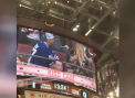 Etapa impresionanta in NHL. Faza care a captivat: Un fan al echipei Toronto a ingenunchiat in fata prietenei sale - VIDEO