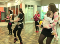 Solutie pentru mamele, care vor sa revina in forma, dar nu pot sa-si lase micutii acasa pentru a merge la sala: Centre de fitness, unde se practica antrenamente pentru mame si copii - VIDEO
