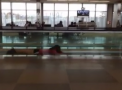 Distractie in aeroport: O echipa feminina de inot au exersat direct pe scara rulanta - VIDEO