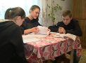 GEST OMENESC. O familie a luat din internat trei copii ramasi orfani. Desi nu le este usor si muncesc ca sa-i creasca, parintii nu regreta - VIDEO