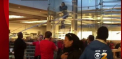 Momente de teroare la un magazin Apple! Ce a scos un barbat din ghiozdan - VIDEO