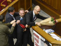 Bataie generala in Rada Suprema de la Kiev: Momentul in care premierul Arseni Iateniuk este luat pe sus de un deputat - VIDEO