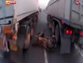 Salvare miraculoasa: Momentul in care un motociclist din Australia a cazut de pe vehicol in timp ce se deplasa intre doua camioane - VIDEO