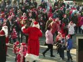 Cursa sanatatii in capitala. Sute de oameni deghizati in Mos Craciun au participat la maratonul de Craciun - VIDEO