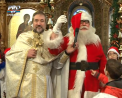 Nasterea Domnului, sarbatorita la biserica. Dupa slujba de dimineata, enoriasii au fost colindati, iar copii au primit dulciuri de la Mos Craciun - VIDEO