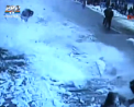 Un morman de zapada inghetata a cazut de pe acoperisul unei moschei peste mai multi trecatori in Turcia. Momentele ingrozitoare, surprinse de camere - VIDEO