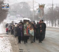 Credinta le tine de cald. Cu acest gand, zeci de crestini au facut astazi drumul Crucii, pe ninsoare - VIDEO