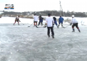 Cativa barbati de la Mereni si Chetrosu si-au "organizat" distractie pe loc gol: au facut din balta patinoar si s-au apucat sa joace hochei - VIDEO