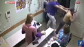 Caz socant intr-un spital din Rusia. Momentul in care un pacient este luat la pumni si la picioare de catre un medic. Imagini care pot afecta emotional - VIDEO