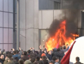Sediul Guvernului din Pristina, incendiat de catre un grup de protestatari, nemultumiti  de incheierea unui acord cu Serbia - VIDEO