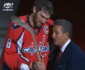 Cadou splendid pentru Alexandr Ovechkin. Jucatorul lui Washington Capitals a primit o crosa de aur de la patronul echipei - VIDEO