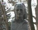 7 ani de la moartea lui Grigore Vieru. Mormantul poetului si bustul de pe Aleea Clasicilor au fost acoperite cu flori - VIDEO