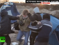 O echipa de jurnalisti olandezi a fost atacata de trei imigranti, in timp ce filma in tabara din portul francez Calais - VIDEO