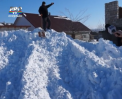 Au carat tone de zapada cu lopata, iar ca sa iasa din curti si-au facut adevarate tuneluri. Oamenii de la sat s-au bucurat ca a nins mult si spun ca asta le va aduce roada bogata - VIDEO