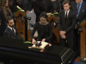Celine Dion si-a petrecut sotul pe ultimul drum: Rapusa de durere, Dion a izbucnit in plans cand lumea a inceput sa aplaude - VIDEO