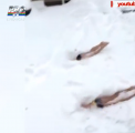 " Ice Bucket Challenge" inlocuit cu un alt val de intreceri. Mai nou, tinerii inoata in zapada. In costume de baie, ei s-au filmat cum se scufunda in straturi mari de omat - VIDEO