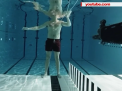 Experiment curajos si periculos in Norvegia. Un fizician a coborat in piscina si s-a impuscat dintr-o arma automata, demonstrand ca apa reduce din viteza glontului - VIDEO