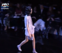 Saptamana modei de la Paris. Giorgio Armani opteaza pe violet, iar designerii de la Valentino au adus pe podium zeitele Greciei antice - VIDEO