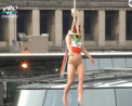 O activista femen s-a "spanzurat" pe un pod din Franta, pentru a-si arata nemultumirea fata de presedintele iranian, care a permis pedeapsa cu moartea in Iran - VIDEO