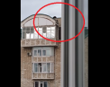 A incercat sa isi puna capat zilelor: O femeie din capitala s-a urcat pe acoperisul unei cladiri, amenintand cu suicid. Cum s-a terminat - VIDEO
