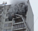 In incercarea de a se salva de flacarile care i-au cuprins apartamentul, un barbat din Moscova a alunecat si a cazut in gol de la etajul 10 - VIDEO