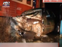 VIDEO - O masina in care se aflau patru persoane a ramas blocata pe o cale ferata si lovita de un tren in judetul Timis