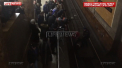 Momentul in care o femeie isi pierde cunostinta si cade peste sinele de metrou. Ce se intampla cand apare trenul - VIDEO