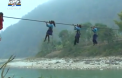 Zeci de copii dintr-un sat din Nepal indura chinuri groaznice pentru a merge la scoala: Sunt nevoiti zilnic sa traverseze un rau, tinandu-se de un cablu - VIDEO