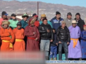 Sute de camile - vedete la o competitie sportiva in Mongolia: au fost calarite de tineri kilometri intregi