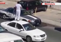Incident bizar pe o strada din Kuweit: un barbat a dansat pe o masina in fata unui politist, iar mai tarziu l-a si batut - VIDEO