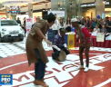 Zeci de straini care au ajuns in Moldova pentru a face diferite activitati de voluntariat au participat la un targ al bucatelor si traditiilor: la final au incins o hora - VIDEO