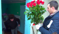 Trandafiri, sampanie si tort, darurile trimise de un fiu pentru parintii sai in etate. Reactia emotionanta a batranilor: "Sa mai vina pe-acasa ca n-are cine sa ne aduca o cana cu apa" - VIDEO
