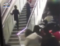 Incident periculos la o statie de metrou din China. Un escalator a schimbat brusc sensul directiei in timp ce o multime de oameni urcau - VIDEO