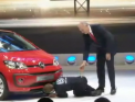 Masinile super-rapide sunt vedetele Salonului Auto de la Geneva. Deschiderea show-ului a fost marcata de un incident haios: Un barbat a stricat prezentarea Volkswagen, dandu-se in spectacol - VIDEO