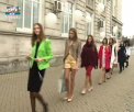 Cativa designeri autohtoni isi promoveaza creatiile intr-o prezentare de moda... in strada - VIDEO