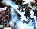 Noi violente la Instanbul: Sute de turci s-au adunat in fata sediului ziarului de opozitie "Zaman" si cer ca presa sa fie libera - VIDEO