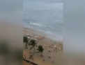 Panica pe o plaja din Brazilia: O tromba de apa a maturat totul in cale, cat pe ce sa ia turistii pe sus - VIDEO