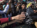 Scene disperate la granita Greciei cu Macedonia. Sute de imigranti s-au imbrancit pentru a primi alimente de la voluntari - VIDEO