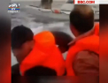 Imagini dramatice, in Marea Egee, in apropiere de Turcia. Doi angajati ai Pazei de Coasta au fost filmati in timp ce loveau mai multi imigranti - VIDEO