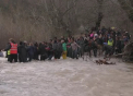 Mai multi refugiati blocati in Grecia au incercat sa ajunga in Macedonia traversand un rau care leaga cele doua tari: Trei pesoane au murit - VIDEO