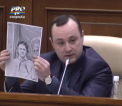 Cel care a rupt harta Romaniei Mari in Parlament ramane in grupul de prietenie cu Romania. Vlad Batrancea a venit cu o poza in care Mihai Ghimpu ar fi purtat cravata de pionier - VIDEO