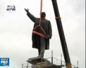 Ucrainenii l-au dat jos pe Lenin, monumentul ce il intruchipeaza pe fostul lider sovietic a fost pus la pamant - VIDEO